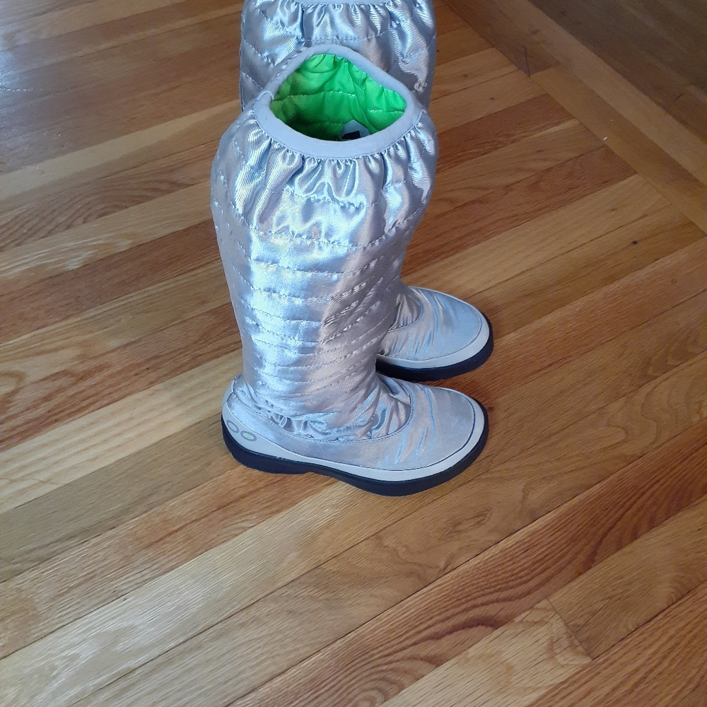 Oofos Women's OOmg BOOTS Size W 5 Metallic  Sliver Oofos